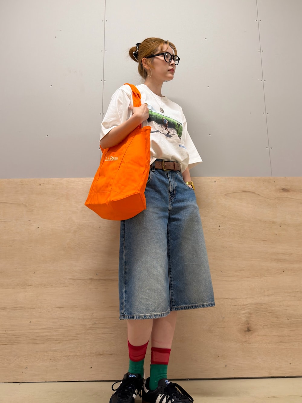 ブラック系のスニーカー、ブルー系のその他パンツ、ホワイト系のTシャツ/カットソーを着用したレディースの夏コーディネートの2枚目の写真
