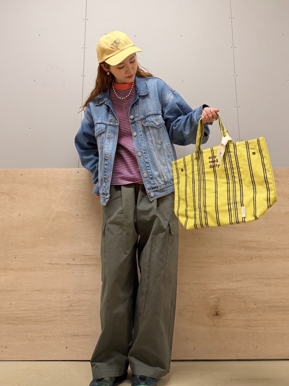 ブルー系のデニムジャケット、グリーン系のその他パンツ、ピンク系のTシャツ/カットソーを着用したレディースの春コーディネートの3枚目の写真