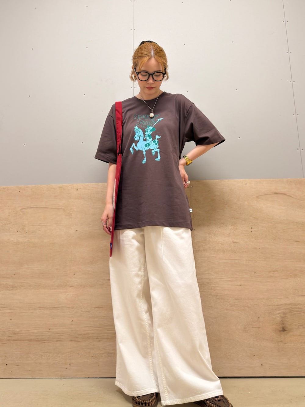 ブラウン系のTシャツ/カットソー、ホワイト系のデニムパンツ、その他のトートバッグを着用したレディースの夏コーディネートの2枚目の写真