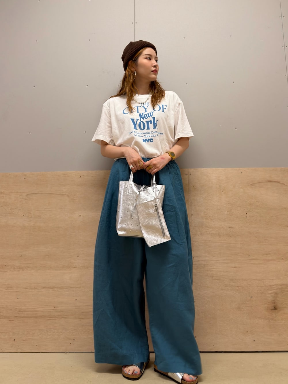 ブルー系のTシャツ/カットソー、ブルー系のその他パンツ、シルバー系のサンダルを着用したレディースの夏コーディネートの2枚目の写真