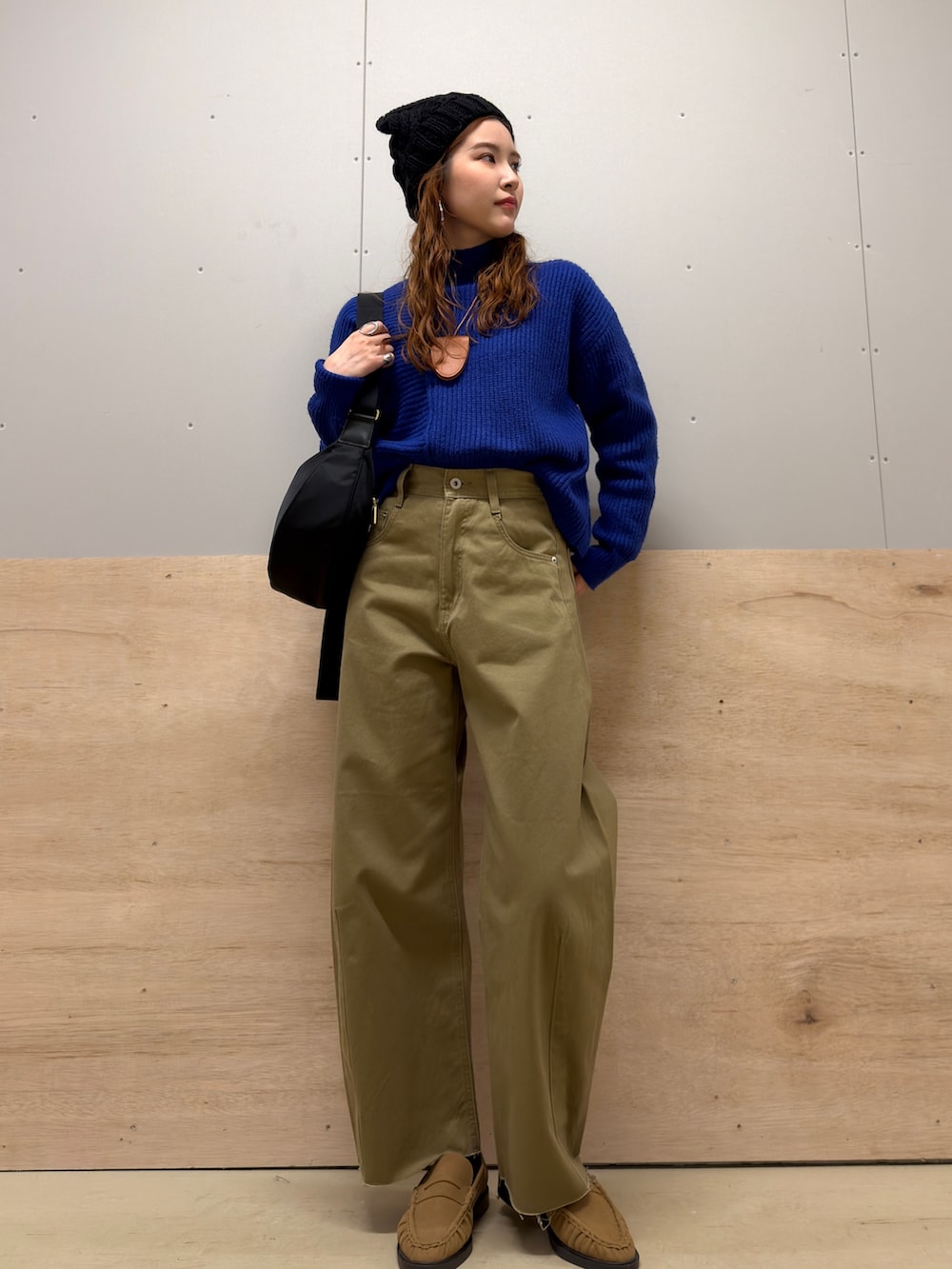 イエロー系のローファー、ブルー系のニット/セーター、ベージュ系のその他パンツを着用したレディースの冬コーディネートの2枚目の写真