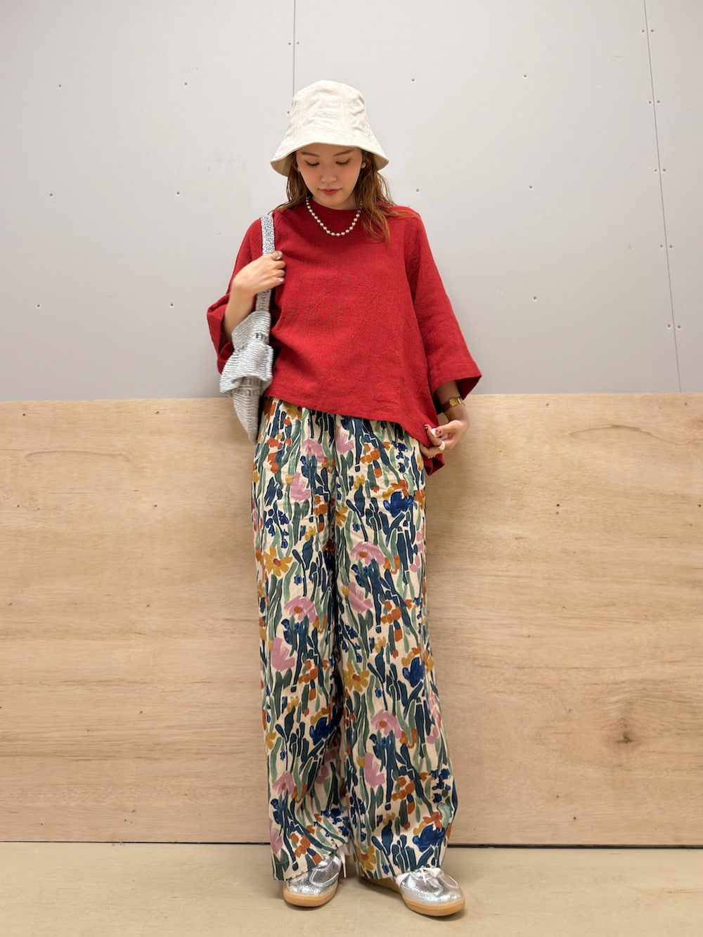 グリーン系のその他パンツ、レッド系のシャツ/ブラウス、シルバー系のスニーカーを着用したレディースの夏コーディネートの2枚目の写真