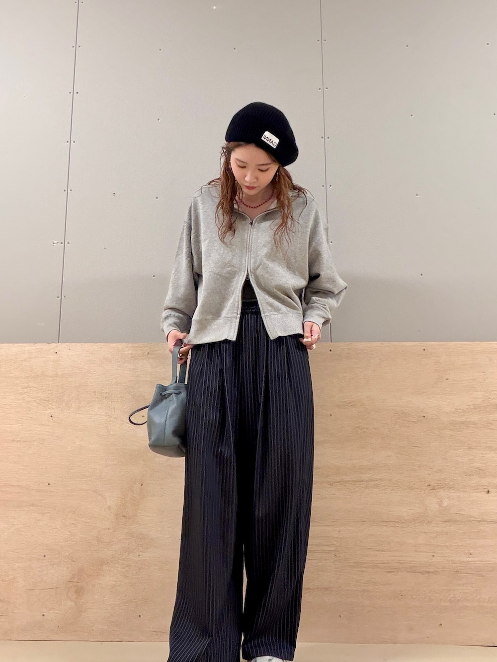 グレー系のカーディガン/ボレロ、その他のその他パンツ、ブラック系のショルダーバッグを着用したレディースの秋コーディネートの2枚目の写真