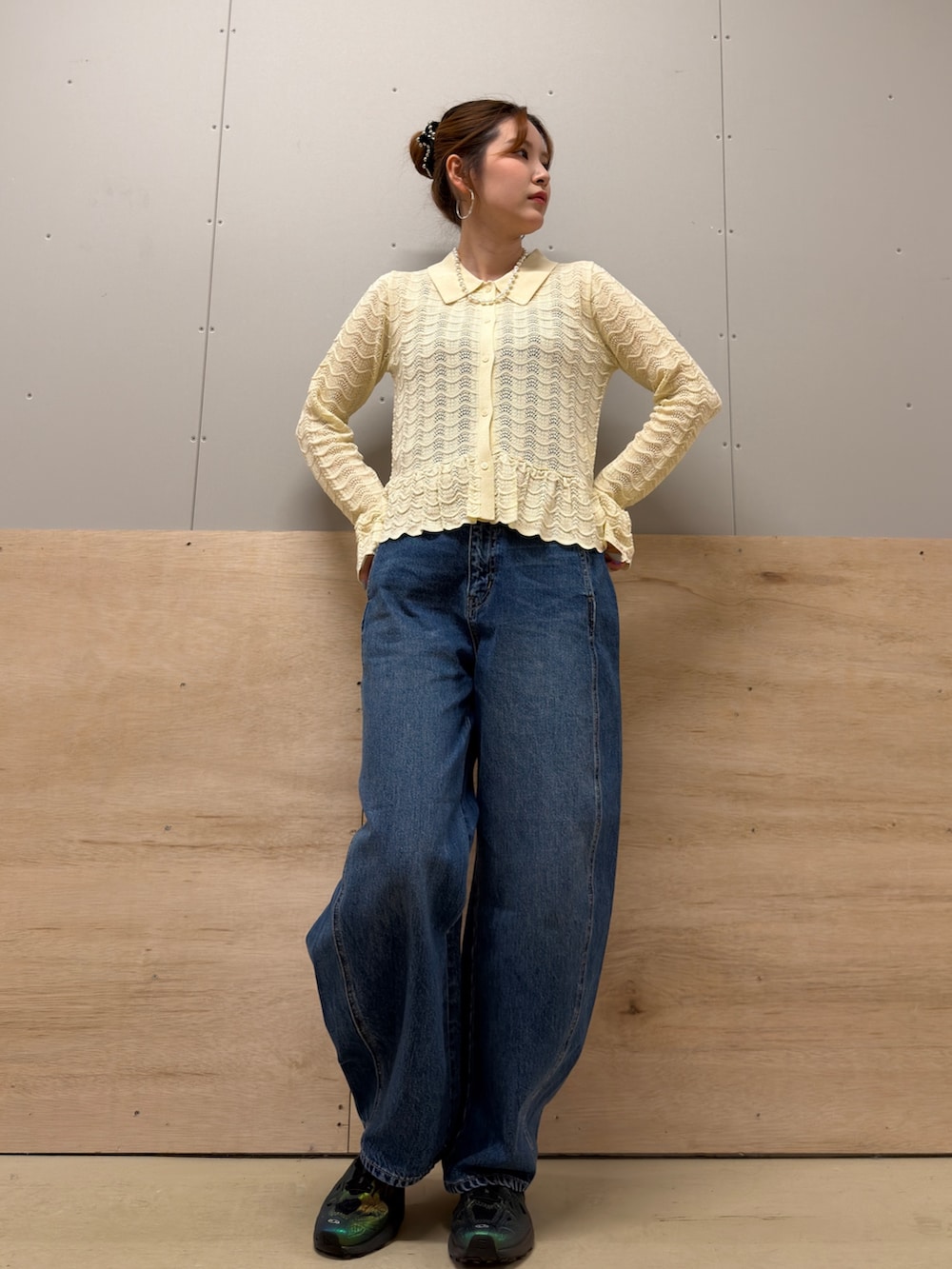 ホワイト系のニット/セーター、ブルー系のデニムパンツ、ブラック系のスニーカーを着用したレディースの冬コーディネートの2枚目の写真