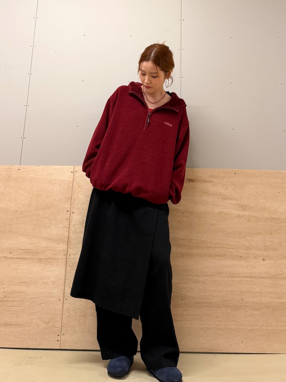 レッド系のパーカー、ブラック系のその他パンツ、ブルー系のサンダルを着用したレディースの秋コーディネートの2枚目の写真