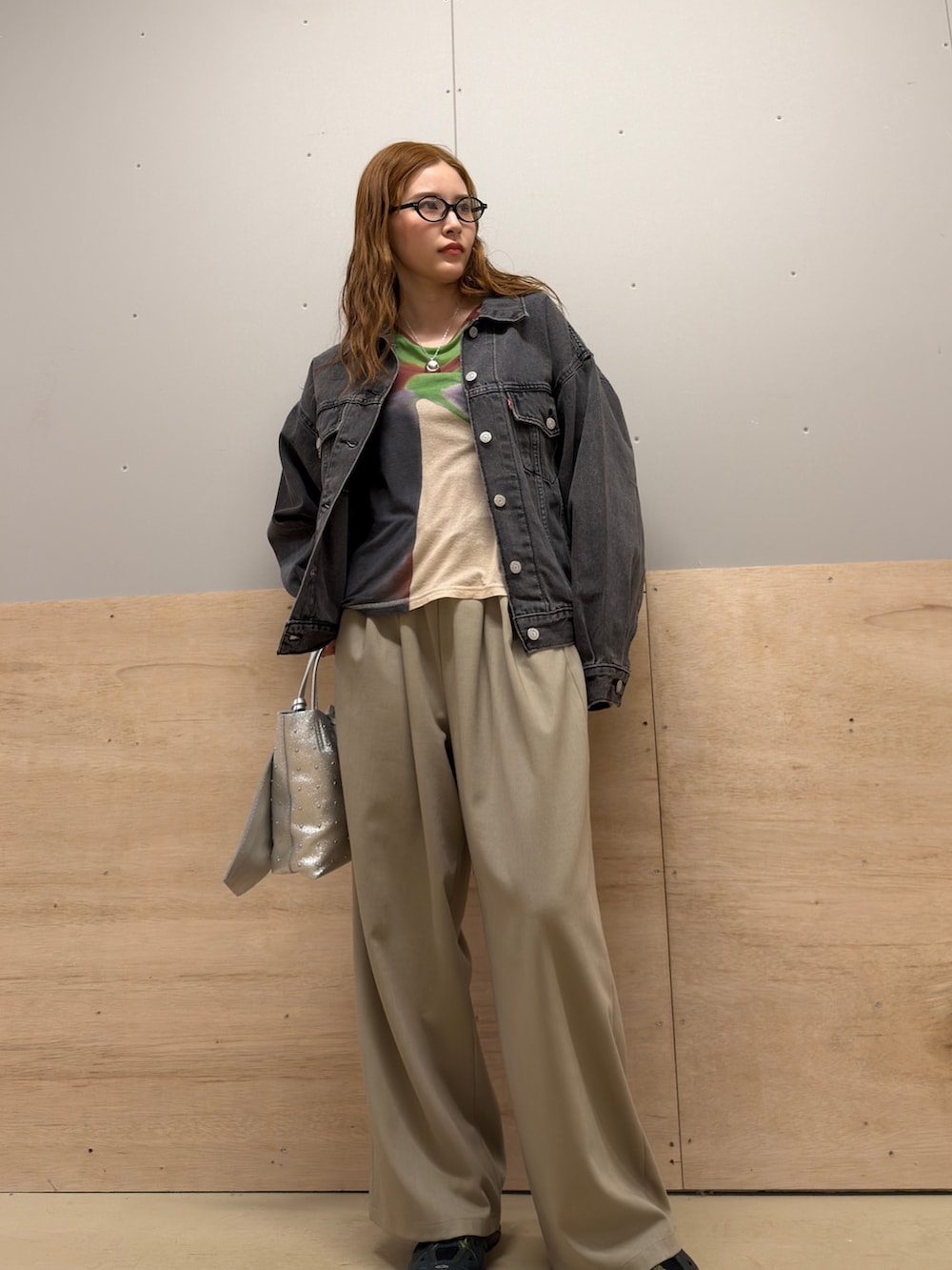 シルバー系のトートバッグ、ベージュ系のその他パンツ、ブラック系のデニムジャケットを着用したレディースの冬コーディネートの3枚目の写真