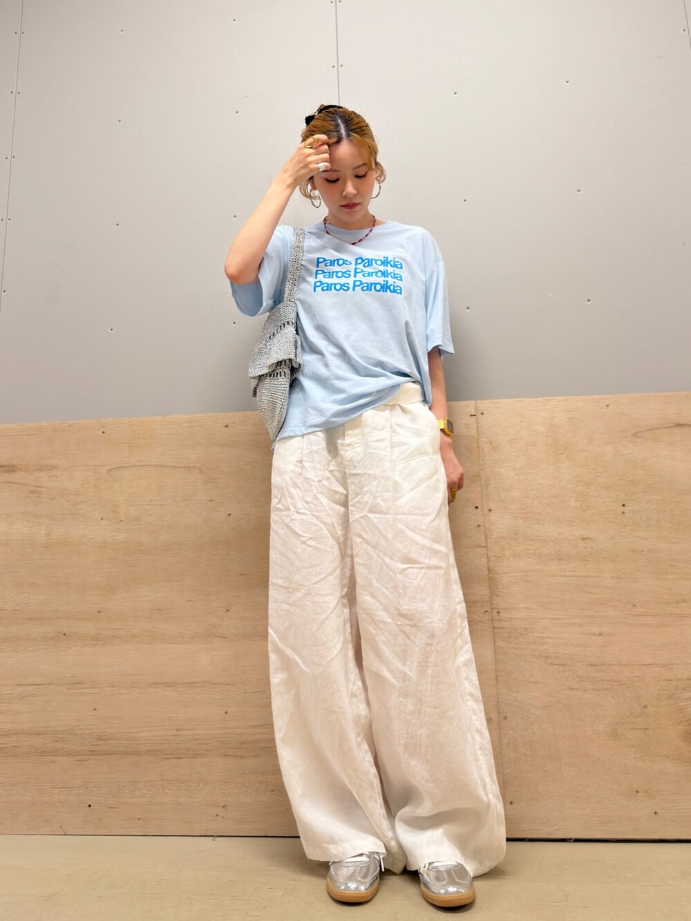 シルバー系のスニーカー、ホワイト系のその他パンツ、ブルー系のTシャツ/カットソーを着用したレディースの夏コーディネートの2枚目の写真