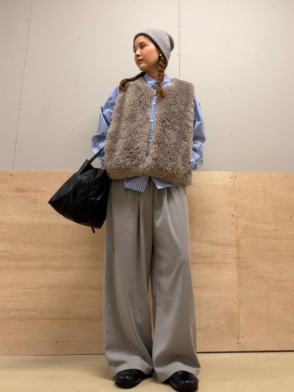 グレー系のダウンベスト、グレー系のその他パンツ、ブラック系のその他シューズを着用したレディースの秋コーディネートの2枚目の写真