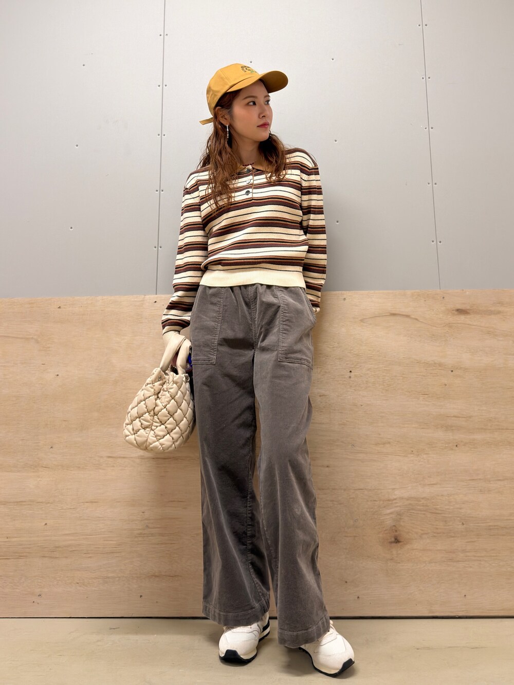 その他のニット/セーター、ホワイト系のハンドバッグ、グレー系のその他パンツを着用したレディースの冬コーディネートの2枚目の写真