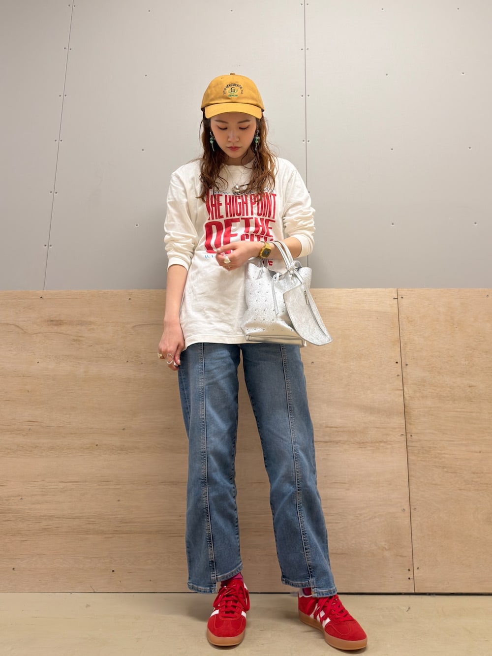 ホワイト系のTシャツ/カットソー、シルバー系のトートバッグ、ブルー系のデニムパンツを着用したレディースの冬コーディネートの2枚目の写真