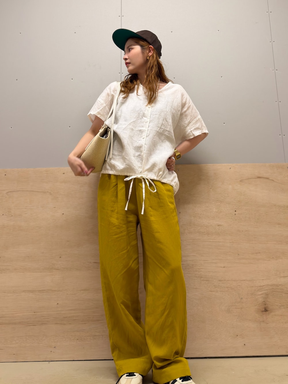 ホワイト系のシャツ/ブラウス、イエロー系のその他パンツ、ベージュ系のかごバッグを着用したレディースの夏コーディネートの2枚目の写真