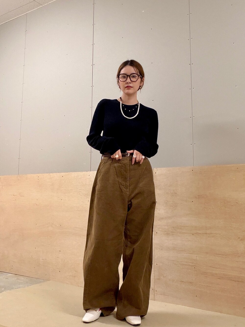 ブルー系のニット/セーター、ベージュ系のその他パンツ、ホワイト系のローファーを着用したレディースの秋コーディネートの2枚目の写真