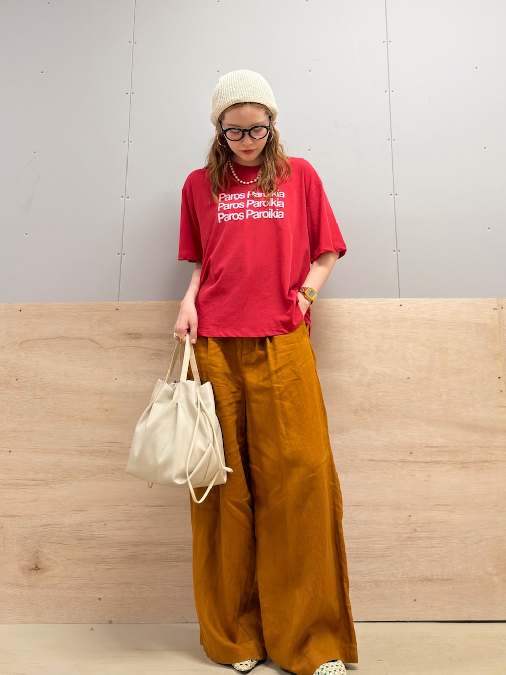 レッド系のTシャツ/カットソー、ブラウン系のその他パンツ、ホワイト系のパンプスを着用したレディースの夏コーディネートの2枚目の写真