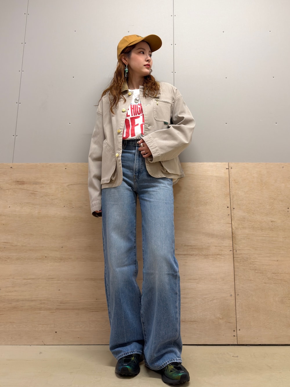 ベージュ系のテーラードジャケット、ブラック系のスニーカー、ブルー系のデニムパンツを着用したレディースの冬コーディネートの2枚目の写真