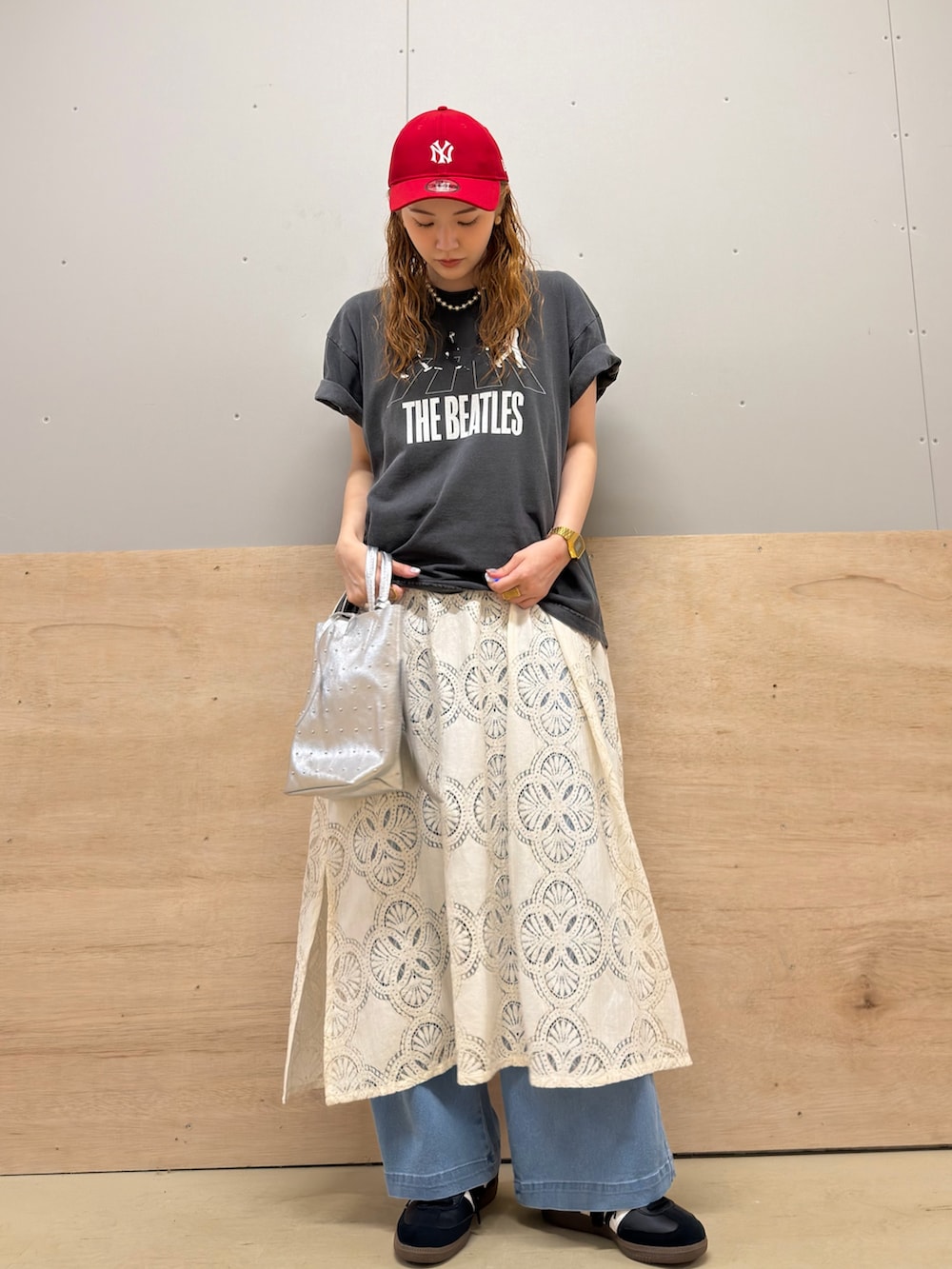ブラック系のTシャツ/カットソー、ベージュ系のワンピース、ブルー系のデニムパンツを着用したレディースの夏コーディネートの2枚目の写真