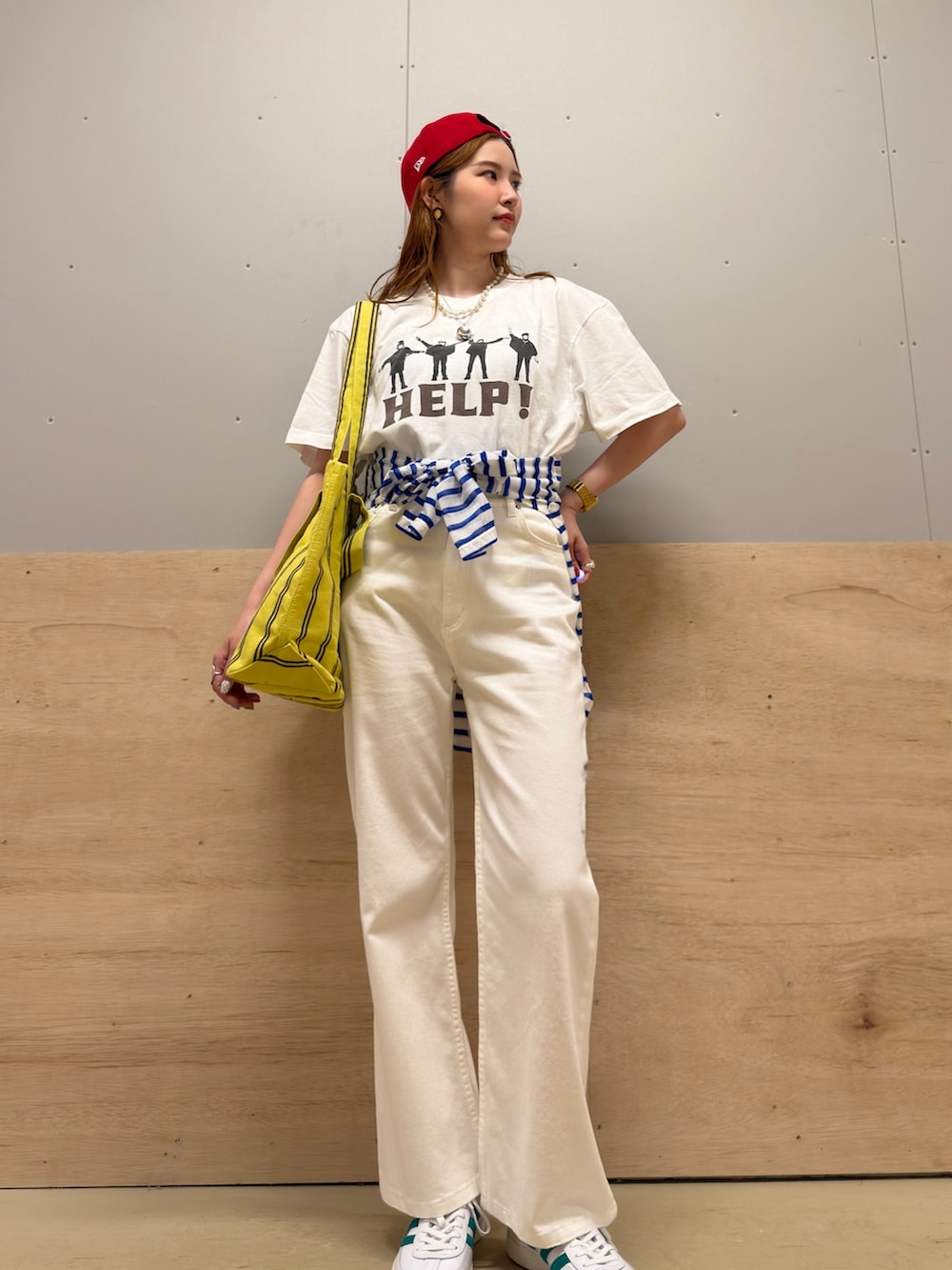 ホワイト系のTシャツ/カットソー、ブルー系のTシャツ/カットソー、ホワイト系のデニムパンツを着用したレディースの春コーディネートの2枚目の写真