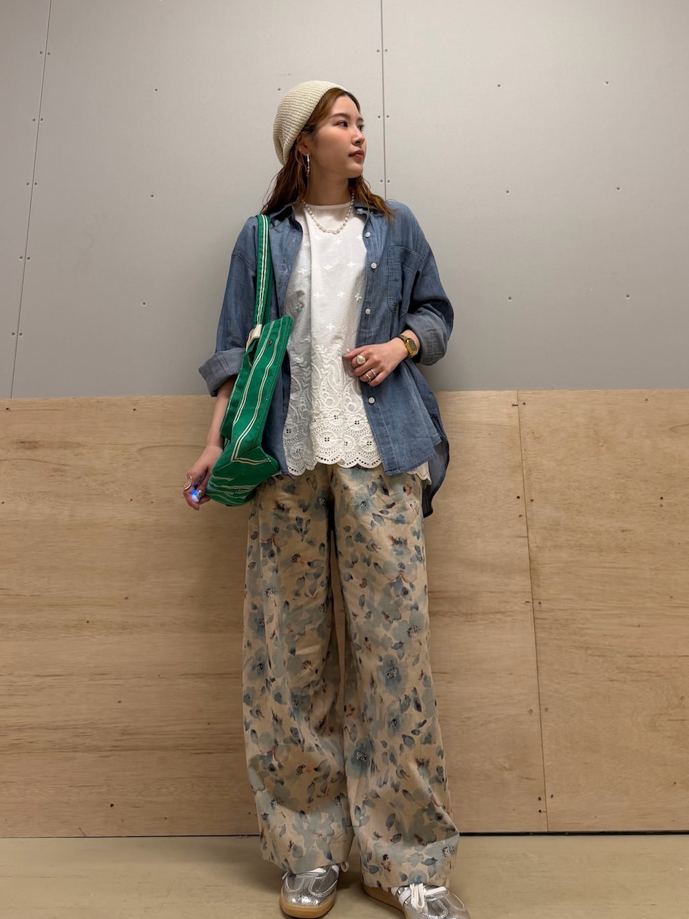 シルバー系のスニーカー、ブルー系のシャツ/ブラウス、ブルー系のその他パンツを着用したレディースの春コーディネートの2枚目の写真