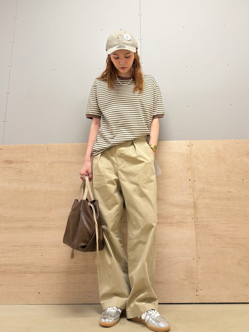 ブラウン系のTシャツ/カットソー、ベージュ系のその他パンツ、シルバー系のスニーカーを着用したレディースの夏コーディネートの2枚目の写真