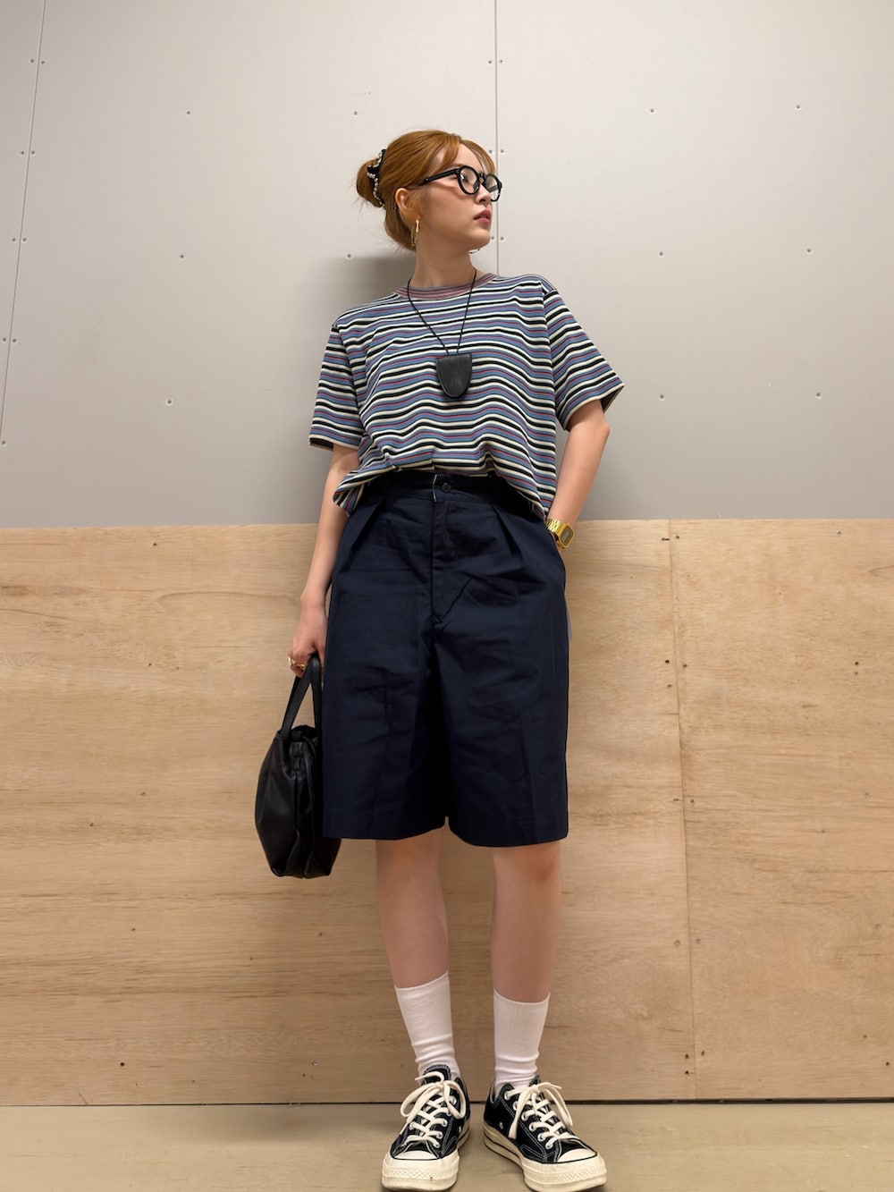 ブルー系のトップス、ブルー系のその他パンツ、ブラック系のショルダーバッグを着用したレディースの春コーディネートの3枚目の写真
