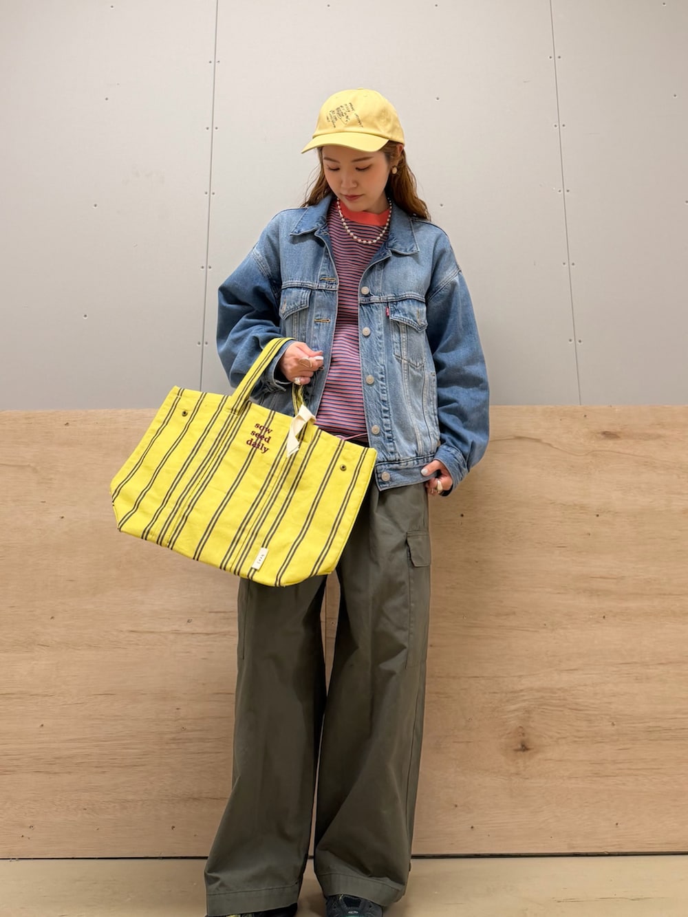 ブルー系のデニムジャケット、グリーン系のその他パンツ、ピンク系のTシャツ/カットソーを着用したレディースの春コーディネートの2枚目の写真