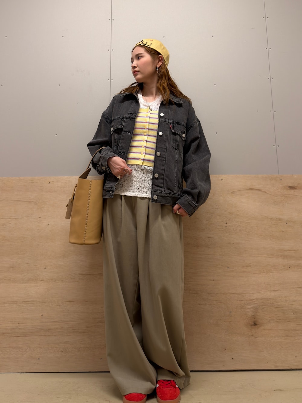 ブラック系のデニムジャケット、ベージュ系のその他パンツ、レッド系のスニーカーを着用したレディースの冬コーディネートの2枚目の写真