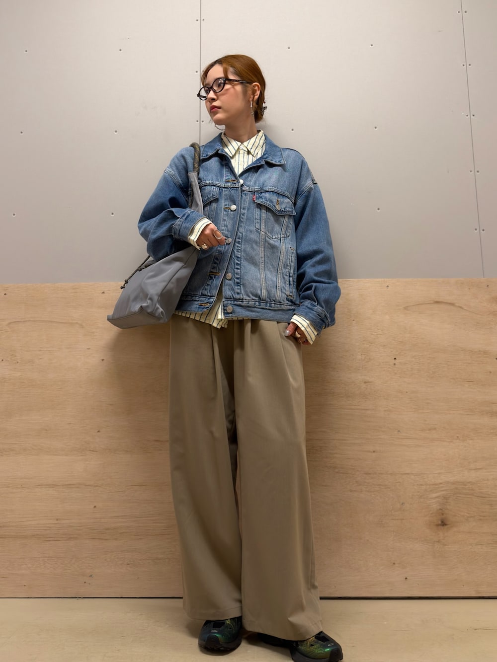 イエロー系のシャツ/ブラウス、グレー系のトートバッグ、ベージュ系のその他パンツを着用したレディースの春コーディネートの2枚目の写真