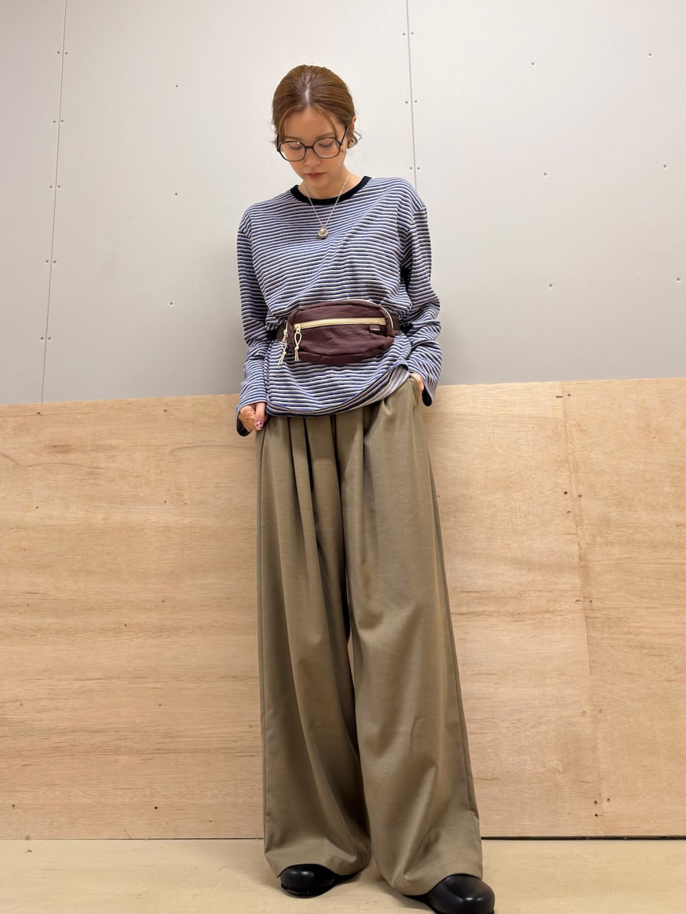 ブラック系のその他シューズ、パープル系のTシャツ/カットソー、ベージュ系のその他パンツを着用したレディースの秋コーディネートの2枚目の写真