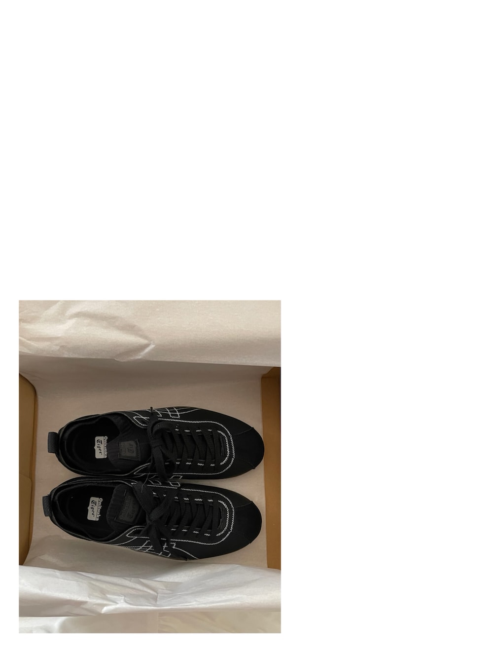 ホワイト系のスニーカー、グレー系のスカート、シルバー系のネックレスを着用したレディースの秋コーディネートの2枚目の写真