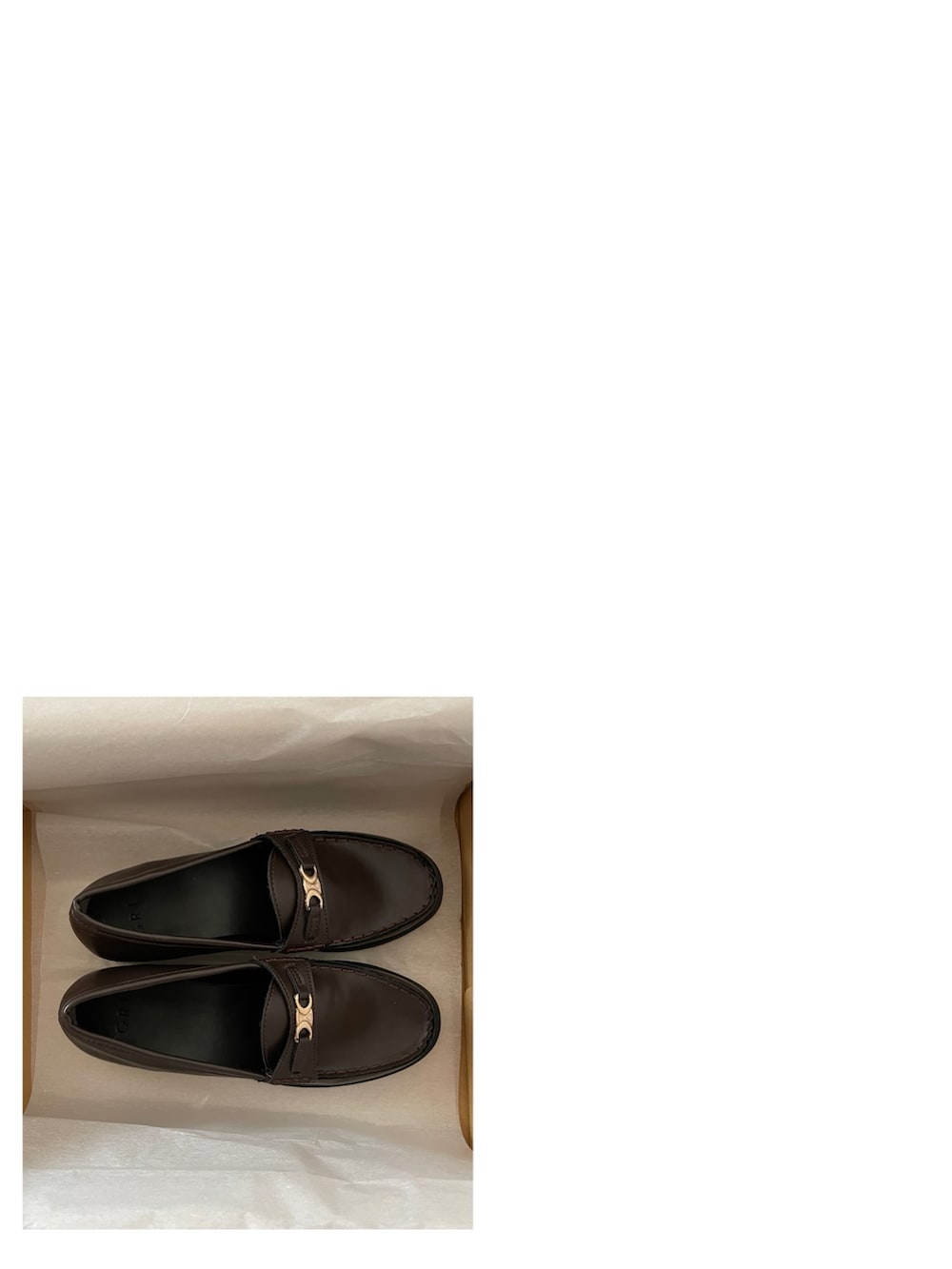 ブラウン系のショルダーバッグ、ブラウン系のローファー、シルバー系のネックレスを着用したレディースの秋コーディネートの2枚目の写真