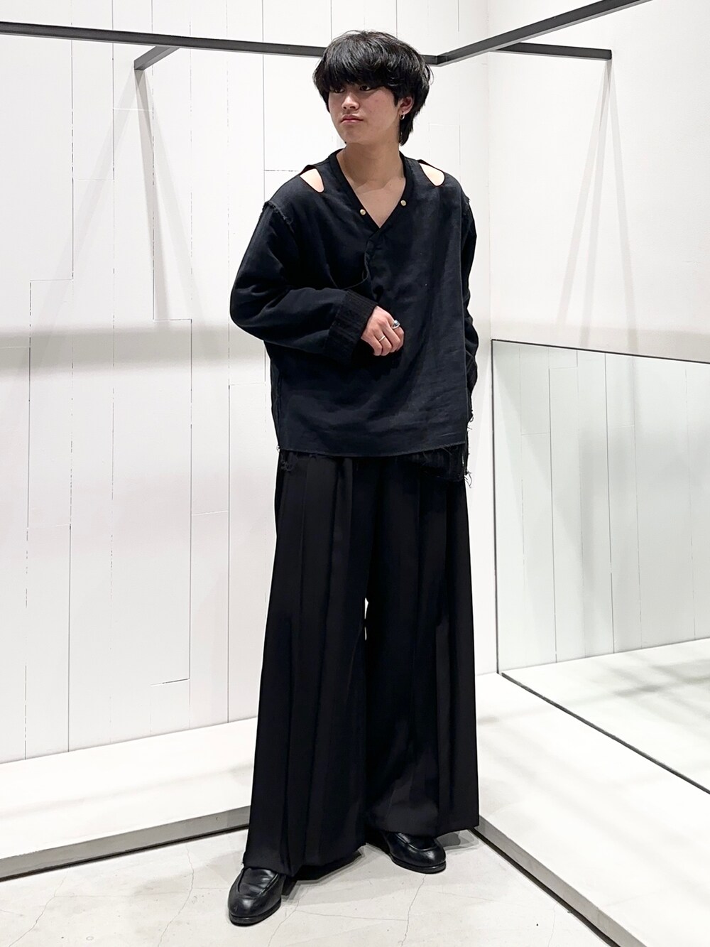 ブラック系のドレスシューズ、ブラック系のパンツ、ブラック系のトップスを着用したメンズの春コーディネートの2枚目の写真