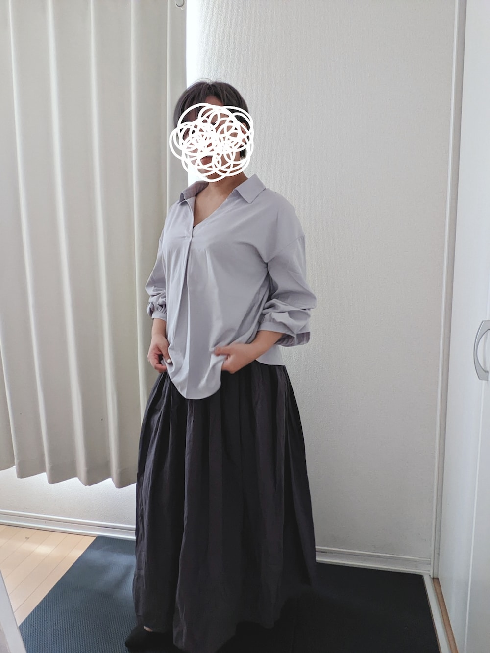 ブラウン系のパンプス、グレー系のスカート、ブルー系のシャツ/ブラウスを着用したレディースの秋コーディネートの3枚目の写真