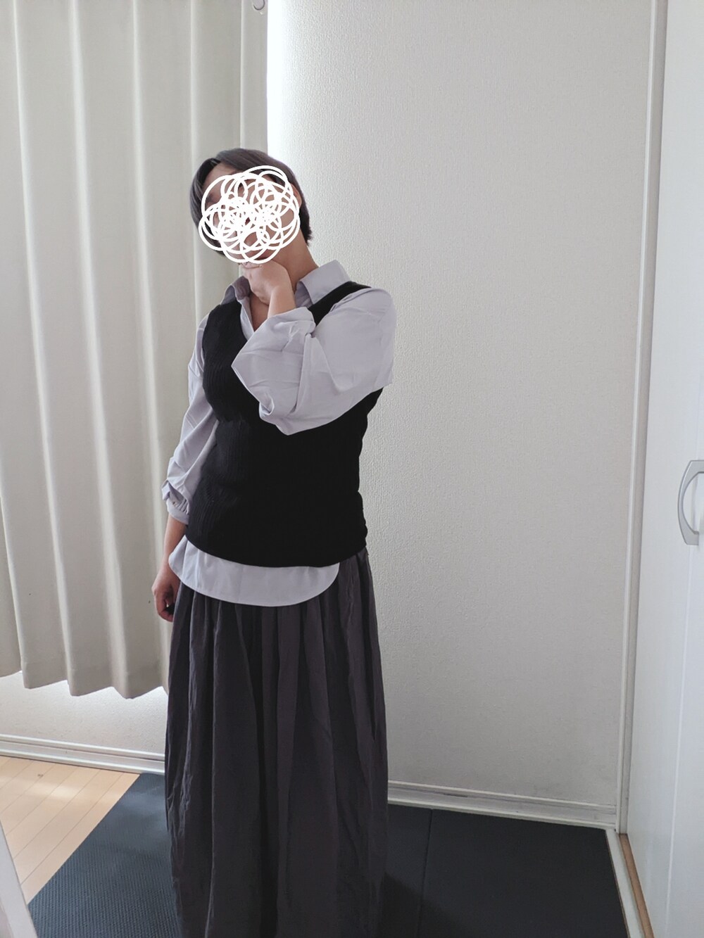 ブラウン系のパンプス、グレー系のスカート、ブルー系のシャツ/ブラウスを着用したレディースの秋コーディネートの2枚目の写真