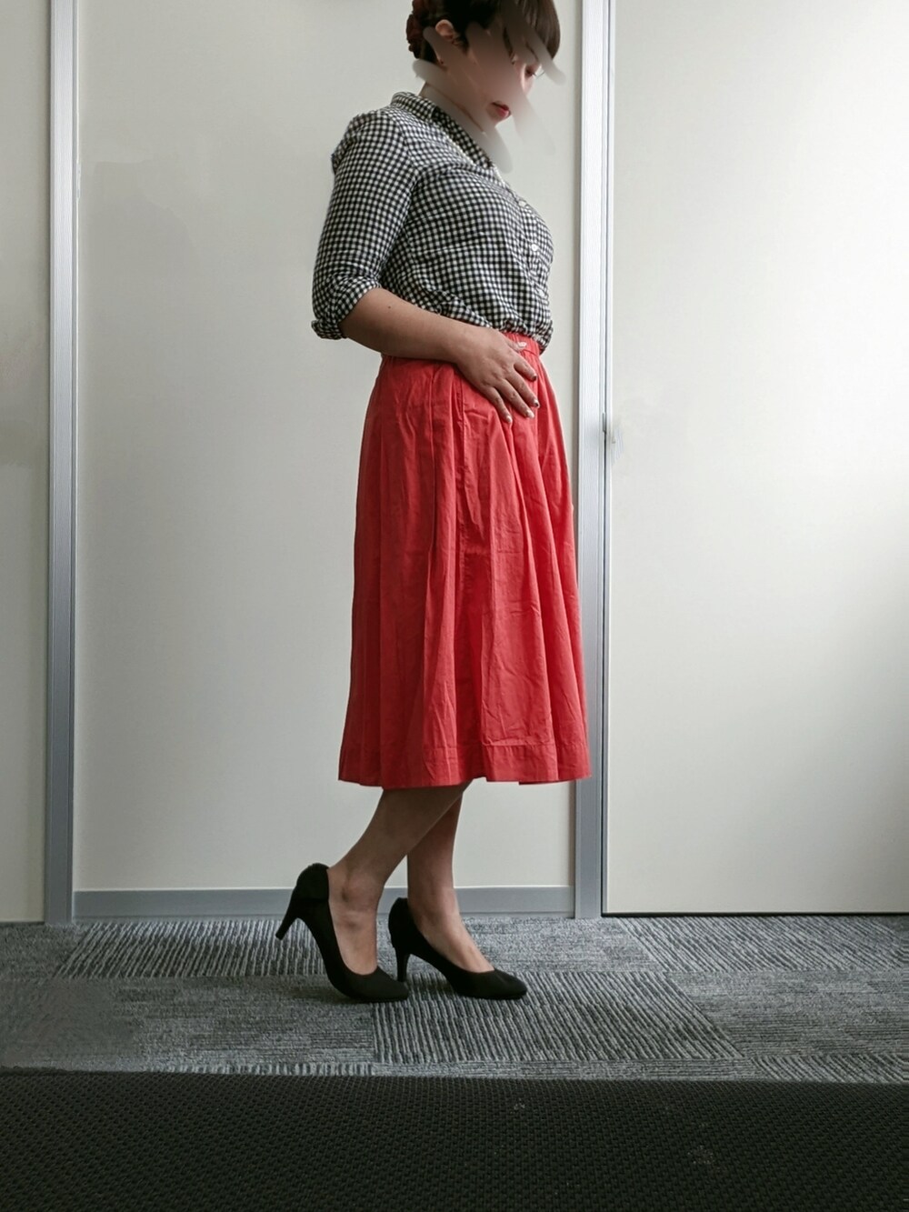 ブラック系のシャツ/ブラウス、レッド系のスカート、ベージュ系のトレンチコートを着用したレディースの秋コーディネートの2枚目の写真