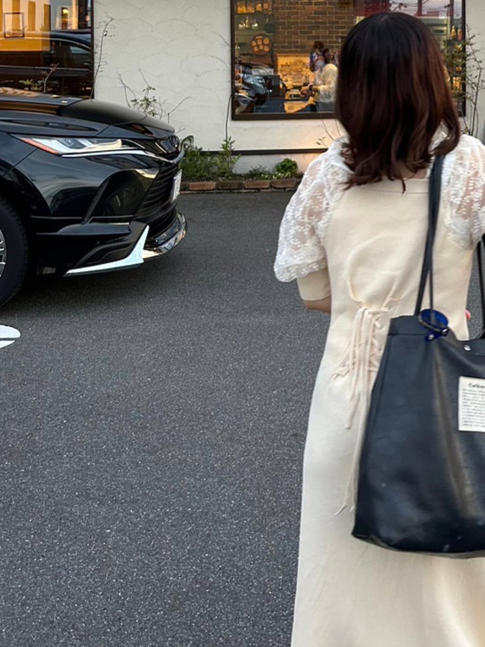 ホワイト系のワンピースを着用したレディースの夏コーディネートの2枚目の写真