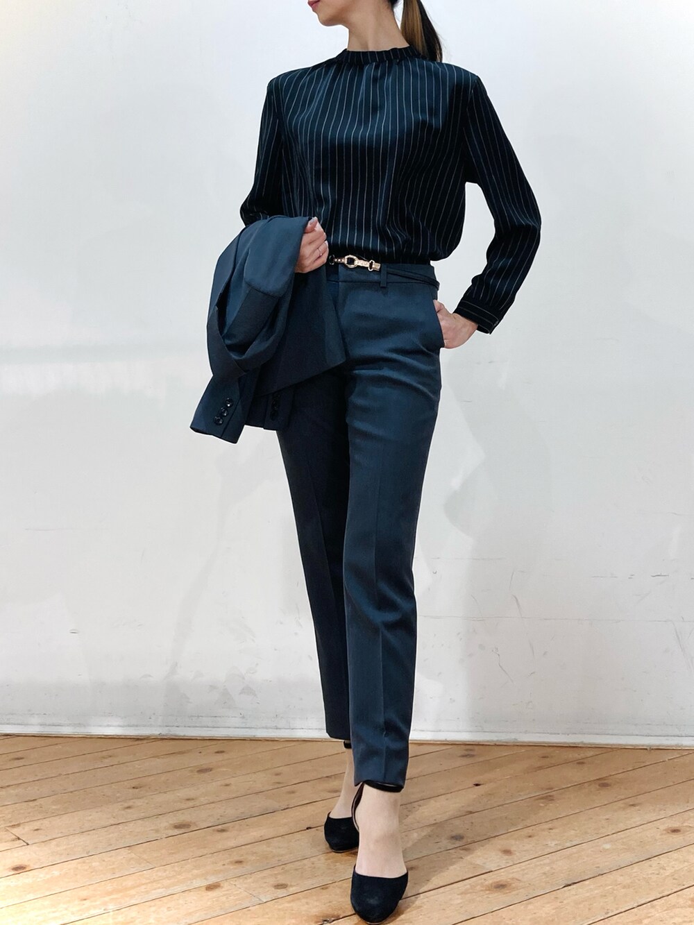 「m.f.editorial、通勤スタイル、通勤コーデ、オトナ女子、ワーママコーデ、オフィスカジュアル、ビジネススタイル、スーツスタイル」｜「m.f.editorialのエムエフエディトリアルレディース/m.f.editorial：Women ウーリッシュ カラーレス ロングコート（ノーカラーコート、ブラウン系）」を使った、m.tさん（レディース・163cm）の冬コーディネートの3枚目の写真