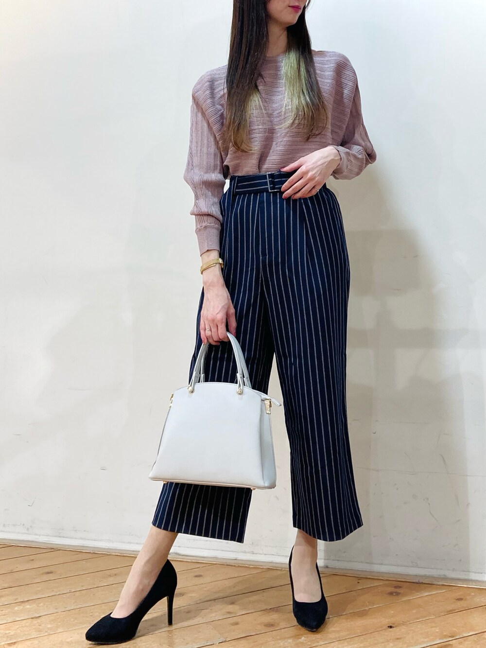 「m.f.editorial、ドルマンニット、ピンク、ラメニット、ストライプ、カジュアル、お出かけコーデ」｜「m.f.editorialの＊エムエフエディトリアルレディース/m.f.editorial：Women  サークルメタルハンドル 2WAYミニショルダーバッグ（ショルダーバッグ、ブラック系）」を使った、m.tさん（レディース・163cm）の春コーディネートの2枚目の写真