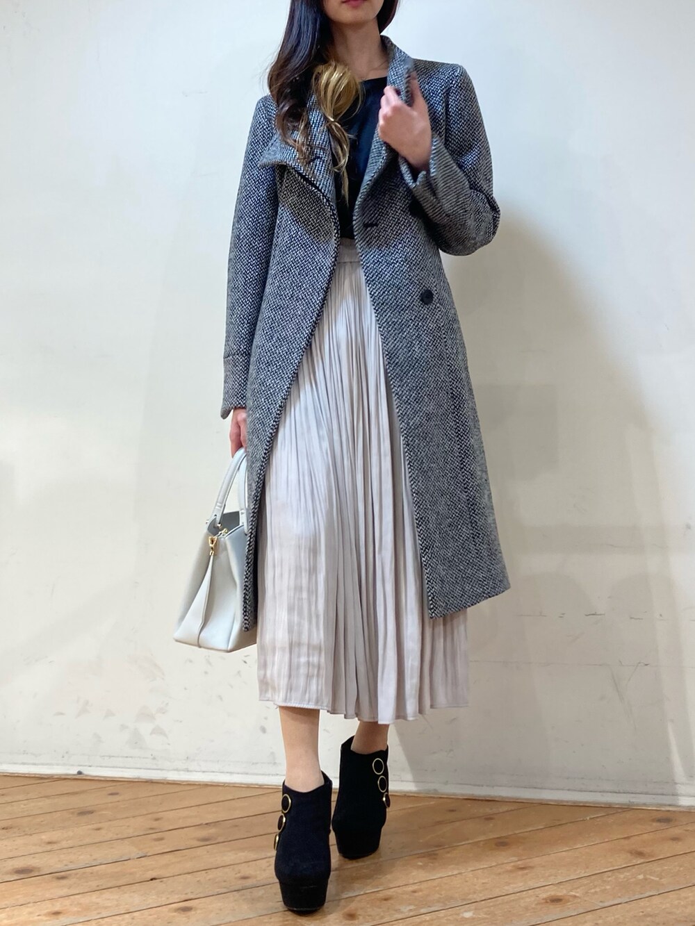 「プリーツスカート、ロングスカート、オトナカジュアル、ビッグカラー、ロングコート、大人コーデ、グレーコーデ、m.f.editorial」｜「m.f.editorialのエムエフエディトリアルレディース/m.f.editorial：Women  サフィアーノ型押し バイカラートートバッグ A4対応（トートバッグ、グレー系）」を使った、m.tさん（レディース・163cm）の冬コーディネートの2枚目の写真