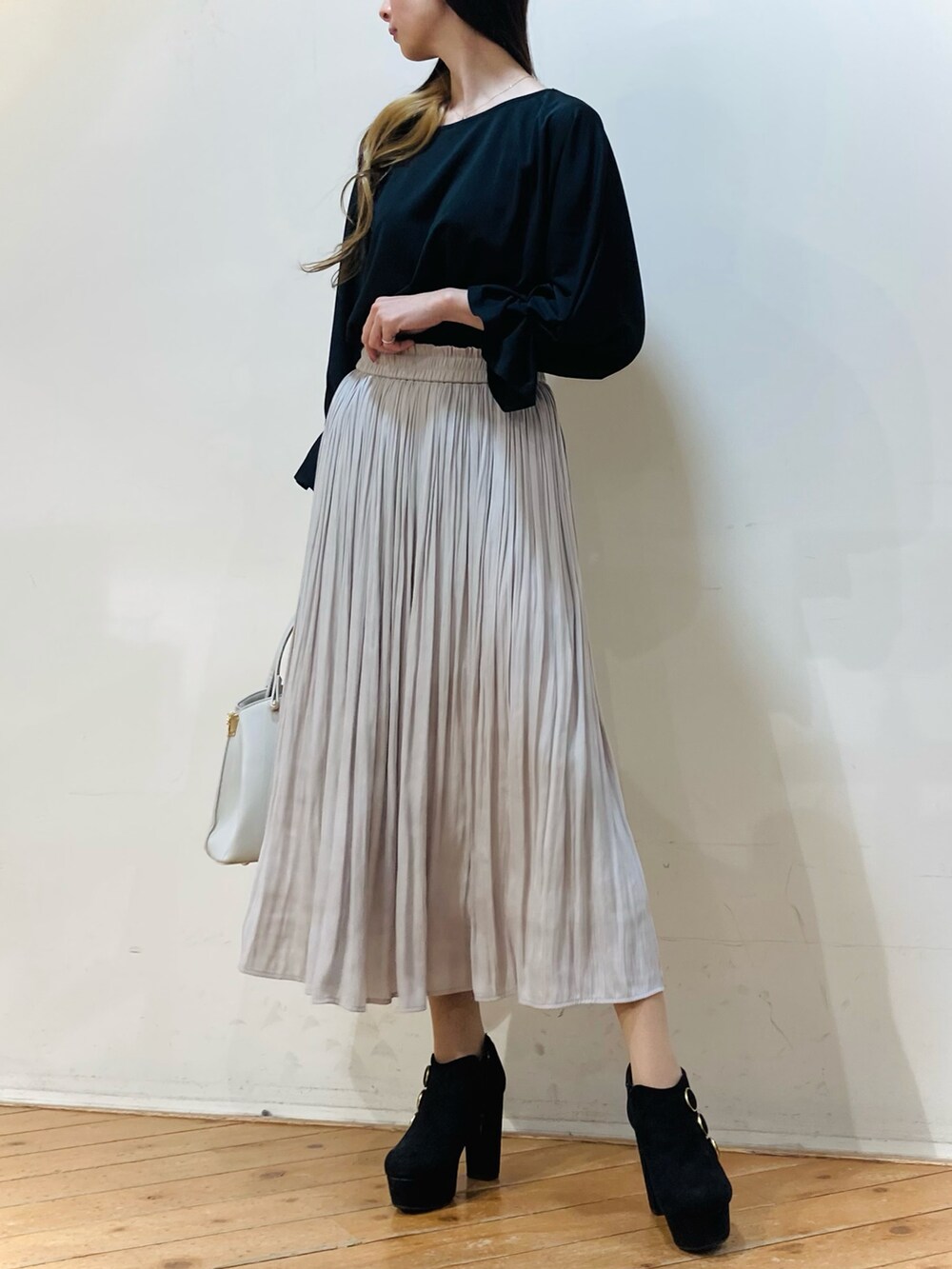 「プリーツスカート、ロングスカート、オトナカジュアル、ビッグカラー、ロングコート、大人コーデ、グレーコーデ、m.f.editorial」｜「m.f.editorialのエムエフエディトリアルレディース/m.f.editorial：Women  サフィアーノ型押し バイカラートートバッグ A4対応（トートバッグ、グレー系）」を使った、m.tさん（レディース・163cm）の冬コーディネートの3枚目の写真