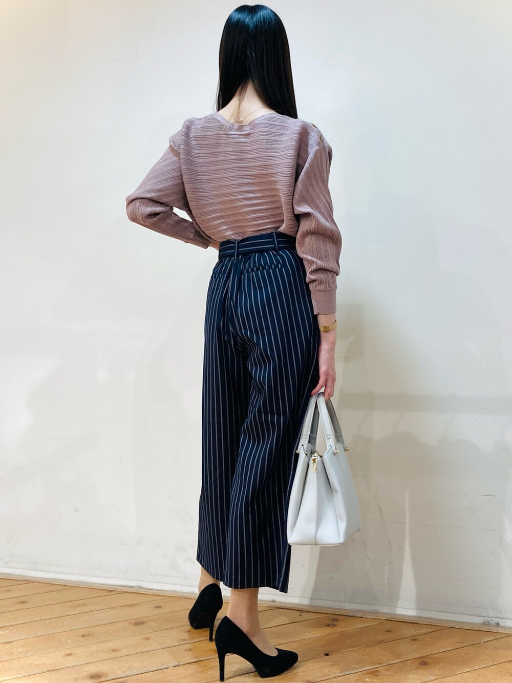 「m.f.editorial、ドルマンニット、ピンク、ラメニット、ストライプ、カジュアル、お出かけコーデ」｜「m.f.editorialの＊エムエフエディトリアルレディース/m.f.editorial：Women  サークルメタルハンドル 2WAYミニショルダーバッグ（ショルダーバッグ、ブラック系）」を使った、m.tさん（レディース・163cm）の春コーディネートの3枚目の写真