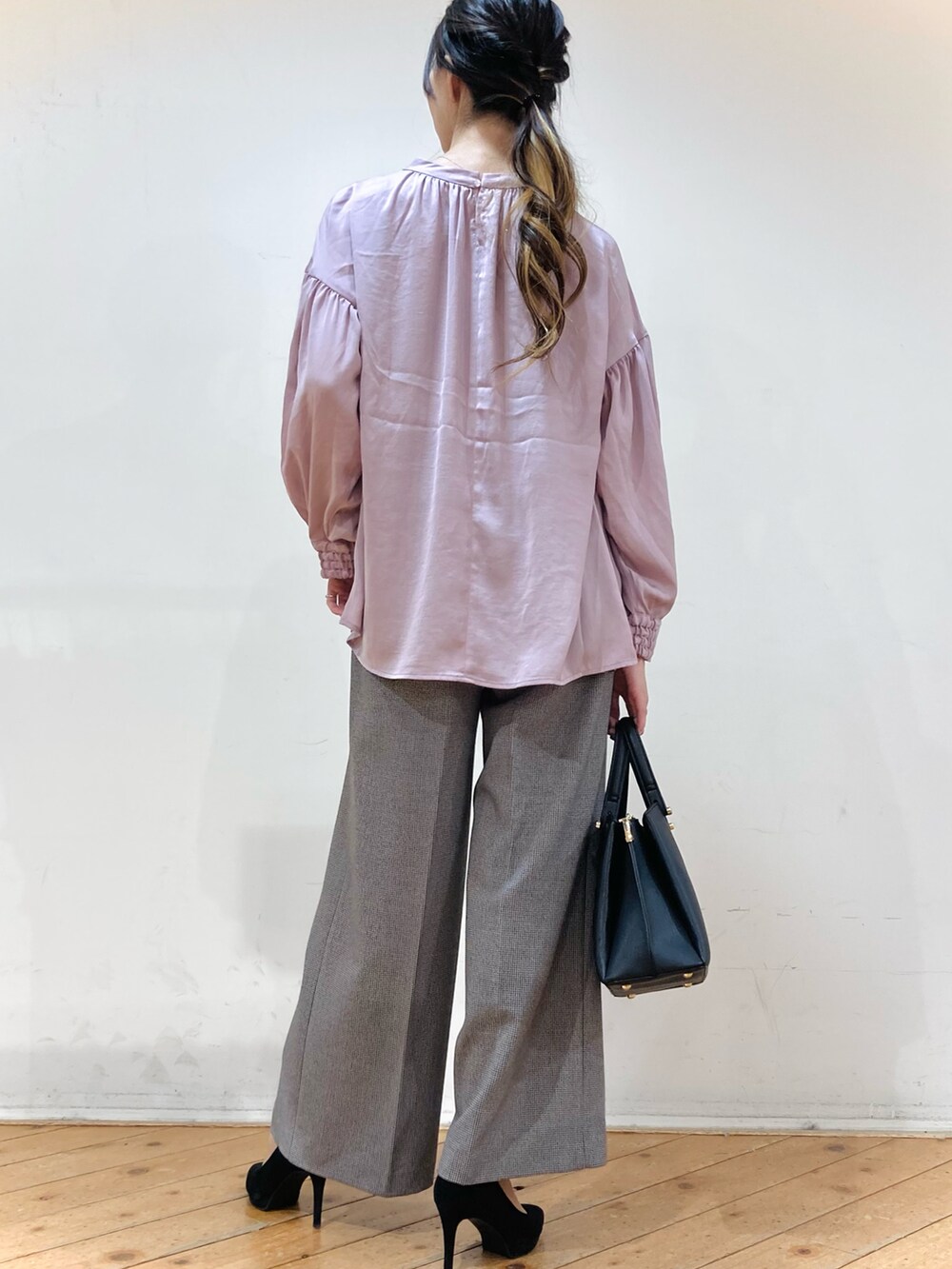 ブラック系のショルダーバッグ、ブラウン系のカーディガン/ボレロ、ピンク系のシャツ/ブラウスを着用したレディースの冬コーディネートの3枚目の写真