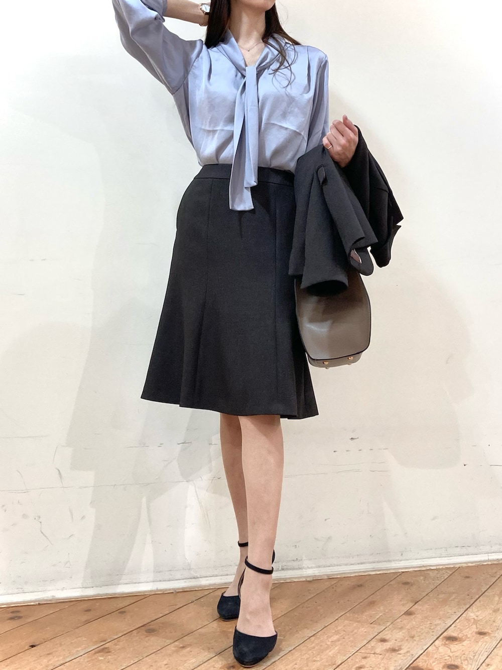 「m.f.editorial、ブラウンコーデ、スーツスタイル、お仕事コーデ、オフィススタイル、ビジネススタイル、通勤コーデ」｜「m.f.editorialのエムエフエディトリアルレディース/m.f.editorial：Women  ボータイ 長袖プルオーバーブラウス（シャツ/ブラウス、ブルー系）」を使った、m.tさん（レディース・163cm）の冬コーディネートの2枚目の写真