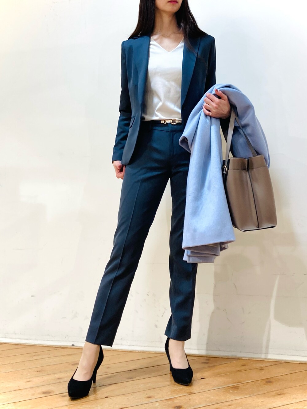 「チェスターコート、ブルー、通勤コーデ、スーツスタイル、アラサー、オフィスカジュアル、ワーママコーデ、m.f.editorial」｜「m.f.editorialのエムエフエディトリアルレディース/m.f.editorial：Women 一枚革風ベルトハンドル トートバッグ A4対応（エコバッグ付）（トートバッグ、ベージュ系）」を使った、m.tさん（レディース・163cm）の春コーディネートの3枚目の写真
