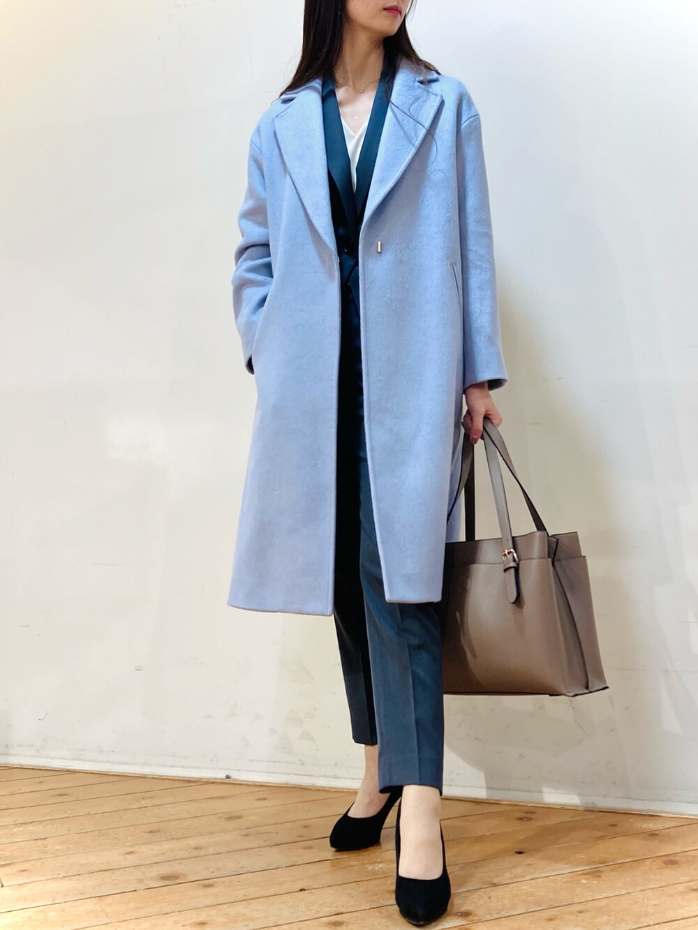 「チェスターコート、ブルー、通勤コーデ、スーツスタイル、アラサー、オフィスカジュアル、ワーママコーデ、m.f.editorial」｜「m.f.editorialのエムエフエディトリアルレディース/m.f.editorial：Women 一枚革風ベルトハンドル トートバッグ A4対応（エコバッグ付）（トートバッグ、ベージュ系）」を使った、m.tさん（レディース・163cm）の春コーディネートの2枚目の写真