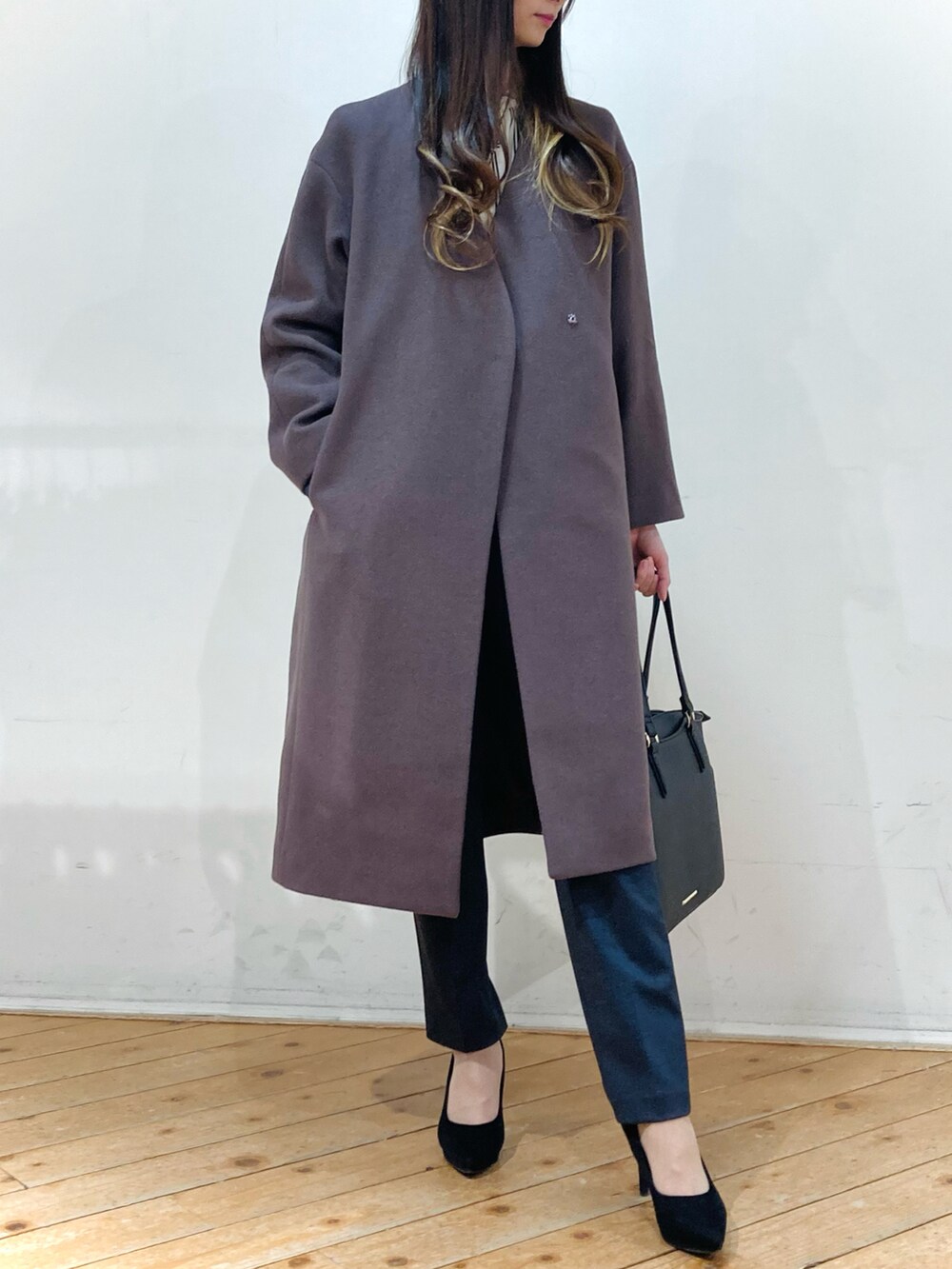 「m.f.editorial、スーツスタイル、お仕事コーデ、ビジネススタイル、通勤コーデ、テーパードパンツ、レディーススーツ、大人女子、ワーママコーデ」｜「m.f.editorialのエムエフエディトリアルレディース/m.f.editorial：Women  サフィアーノ型押し バイカラートートバッグ A4対応（トートバッグ、グレー系）」を使った、m.tさん（レディース・163cm）の冬コーディネートの2枚目の写真