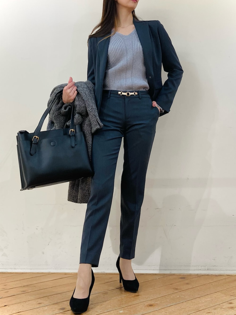 「冬のコーデ、冬アウター、通勤コーデ、スーツ女子、スーツスタイル、オフィスコーデ、大人女子、m.f.editorial」｜「m.f.editorialのエムエフエディトリアルレディース/m.f.editorial：Women 一枚革風ベルトハンドル トートバッグ A4対応（エコバッグ付）（トートバッグ、ベージュ系）」を使った、m.tさん（レディース・163cm）の冬コーディネートの3枚目の写真