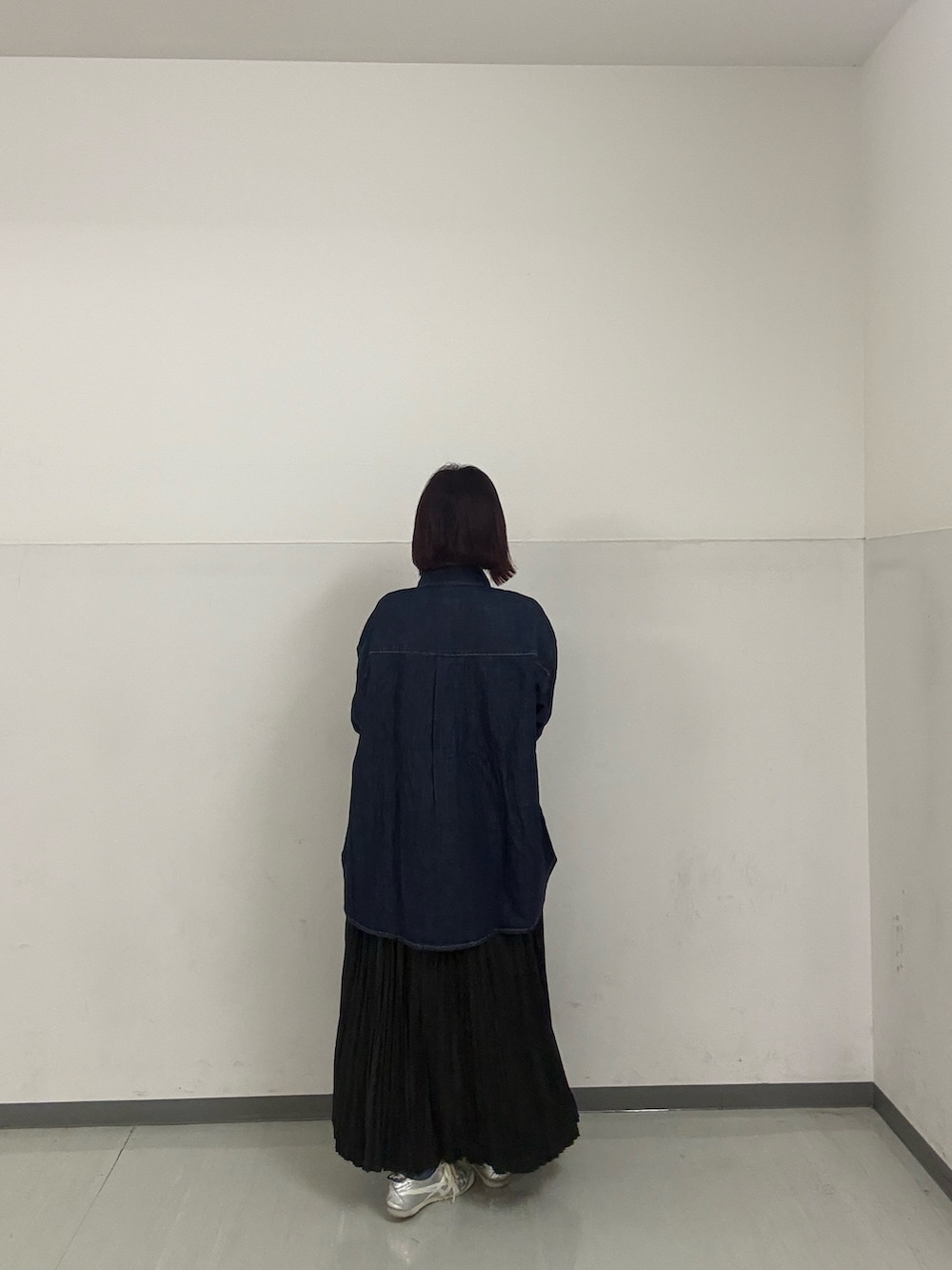 ホワイト系のTシャツ/カットソー、ブルー系のシャツ/ブラウス、ブラック系のスカートを着用したレディースの冬コーディネートの4枚目の写真