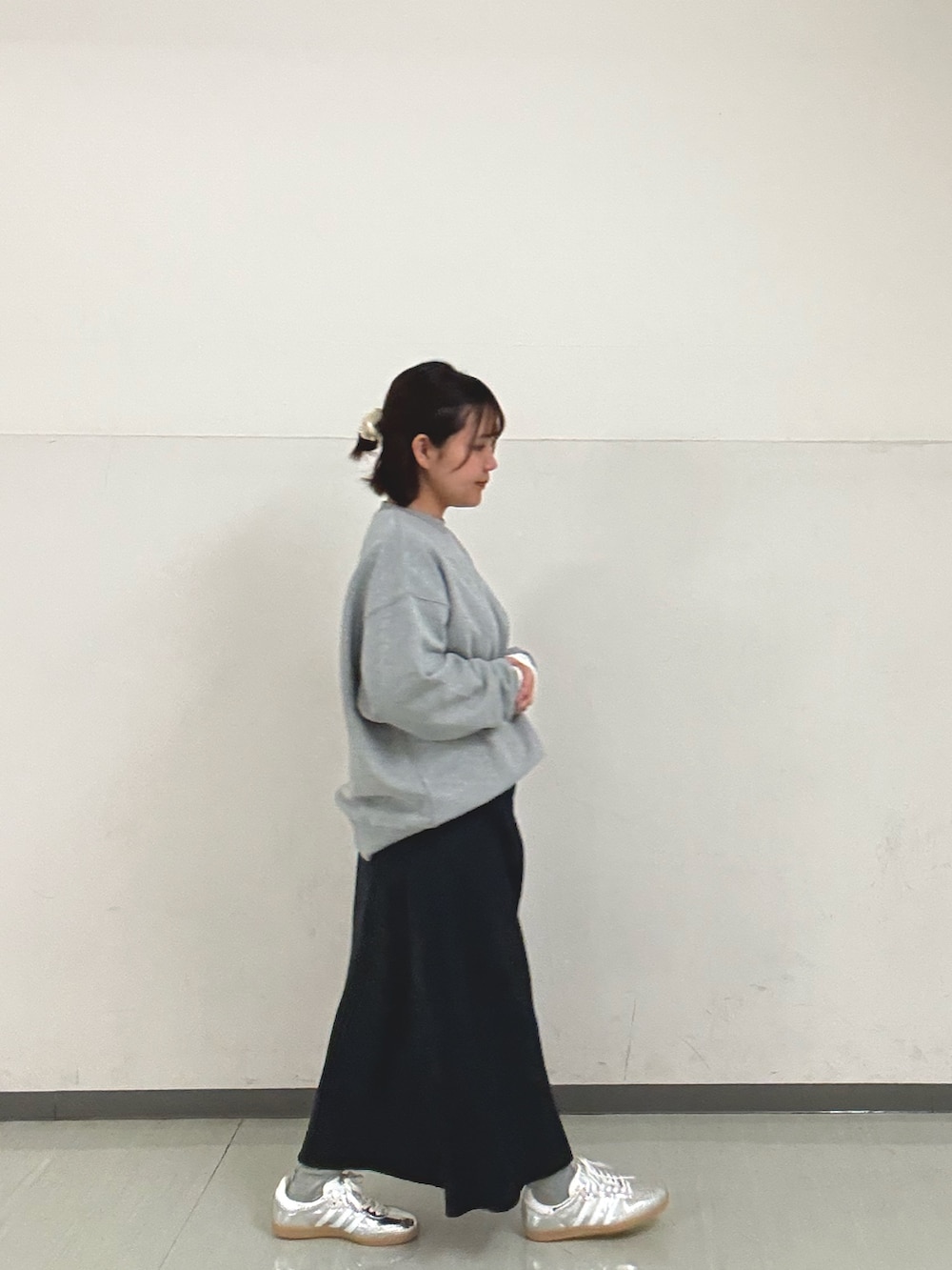 シルバー系のスニーカー、ホワイト系のTシャツ/カットソー、グレー系のスウェットを着用したレディースの冬コーディネートの2枚目の写真