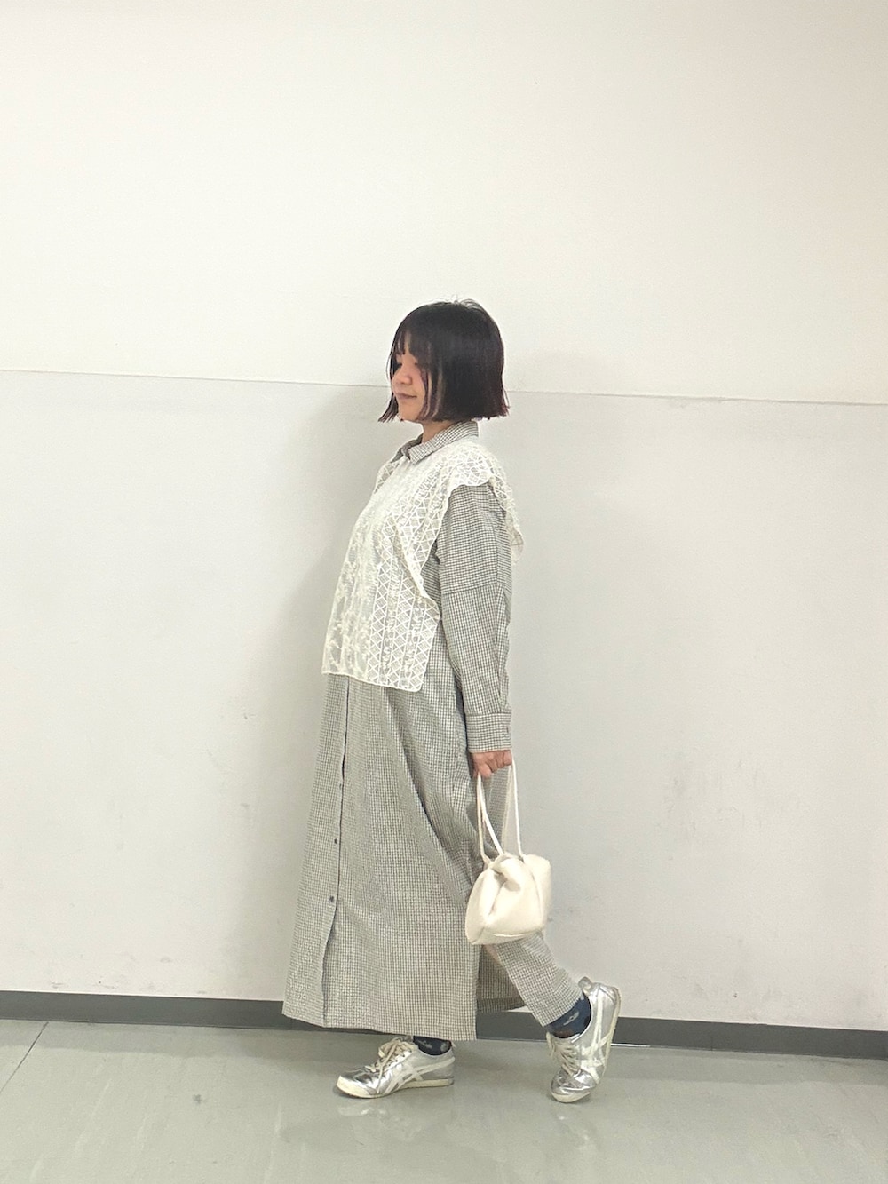 その他のワンピース、ホワイト系のショルダーバッグ、ベージュ系のストール/ショールを着用したレディースの冬コーディネートの2枚目の写真