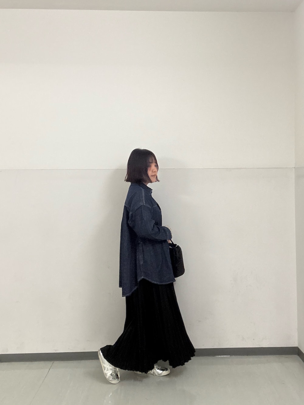 ホワイト系のTシャツ/カットソー、ブルー系のシャツ/ブラウス、ブラック系のスカートを着用したレディースの冬コーディネートの3枚目の写真