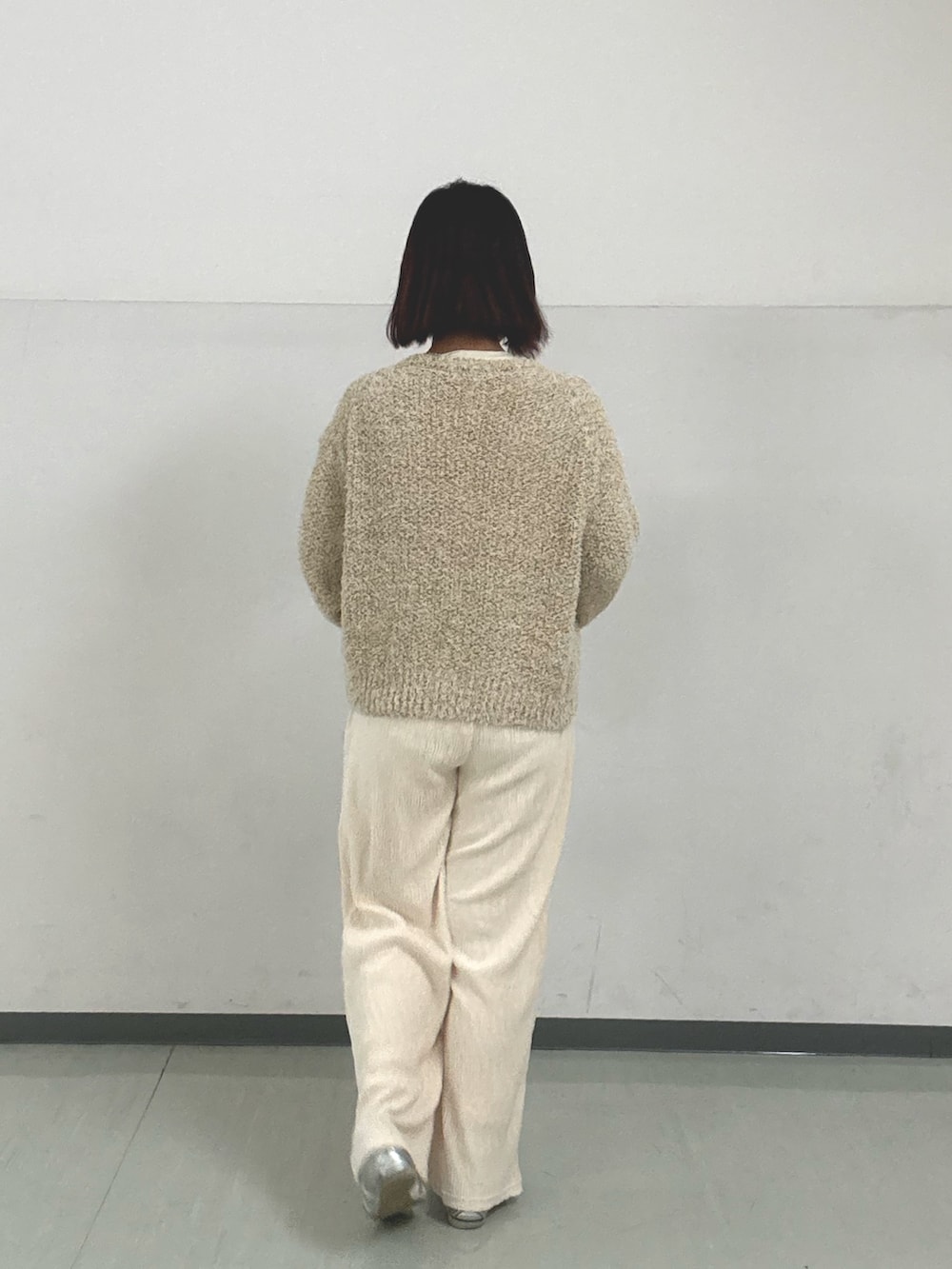 イエロー系のカーディガン/ボレロ、ホワイト系のTシャツ/カットソー、ブラック系のショルダーバッグを着用したレディースの春コーディネートの2枚目の写真